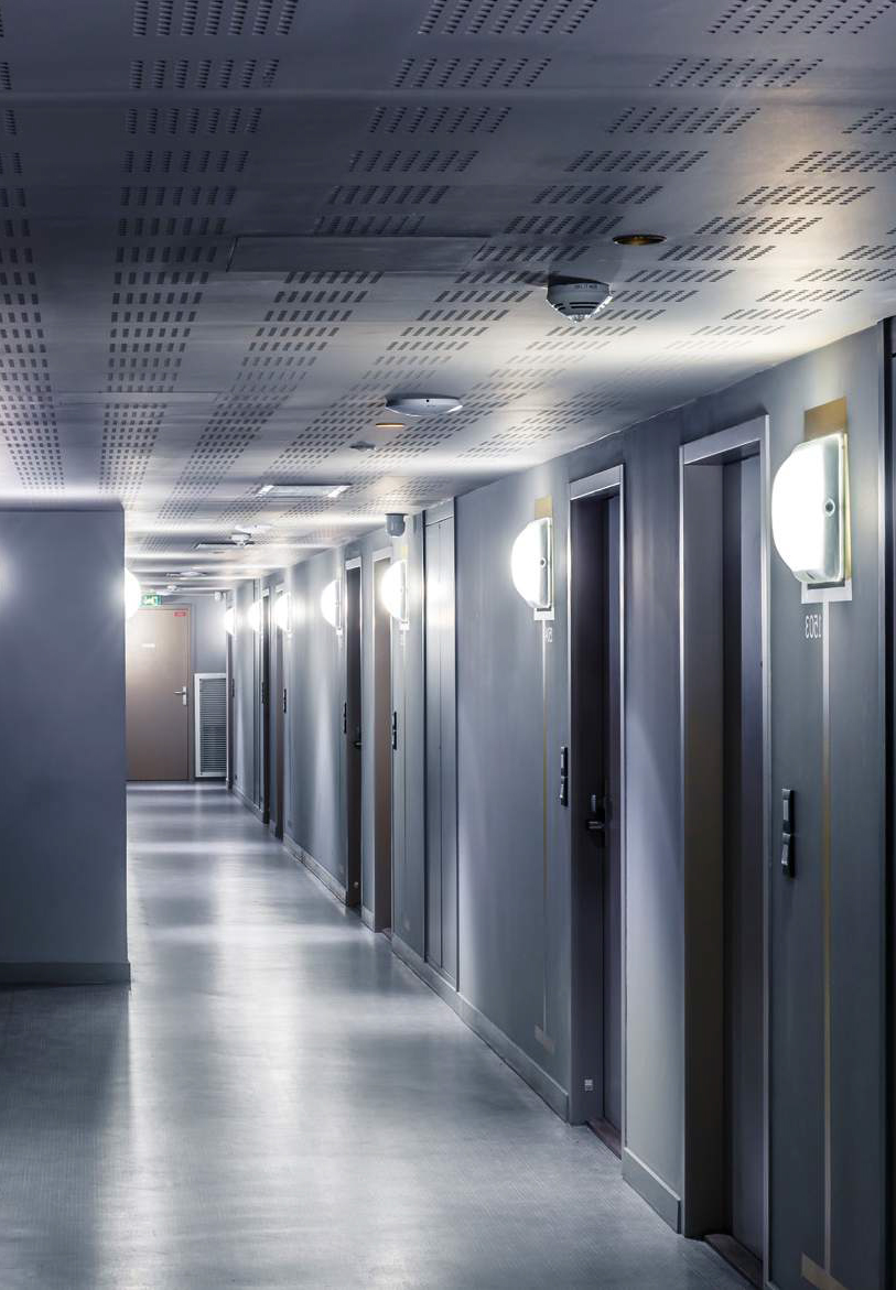 BANG vandalsikkert LED armatur monteret i gangareal ved lejlighedsdøre