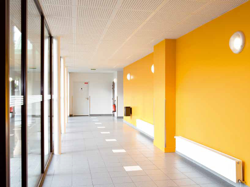 BANG vandalsikre LED armaturer monteret i lys korridor med gule vægge