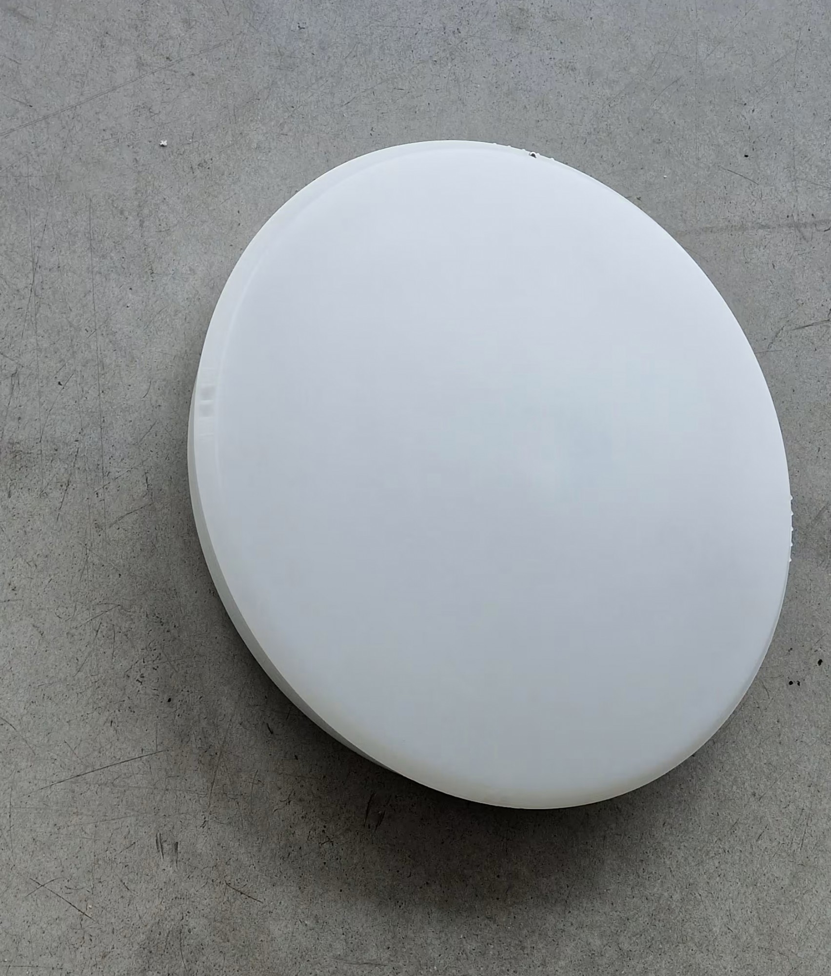 OSMO vandalsikkert LED armatur med stor lysflade og minimal kantramme frontvisning