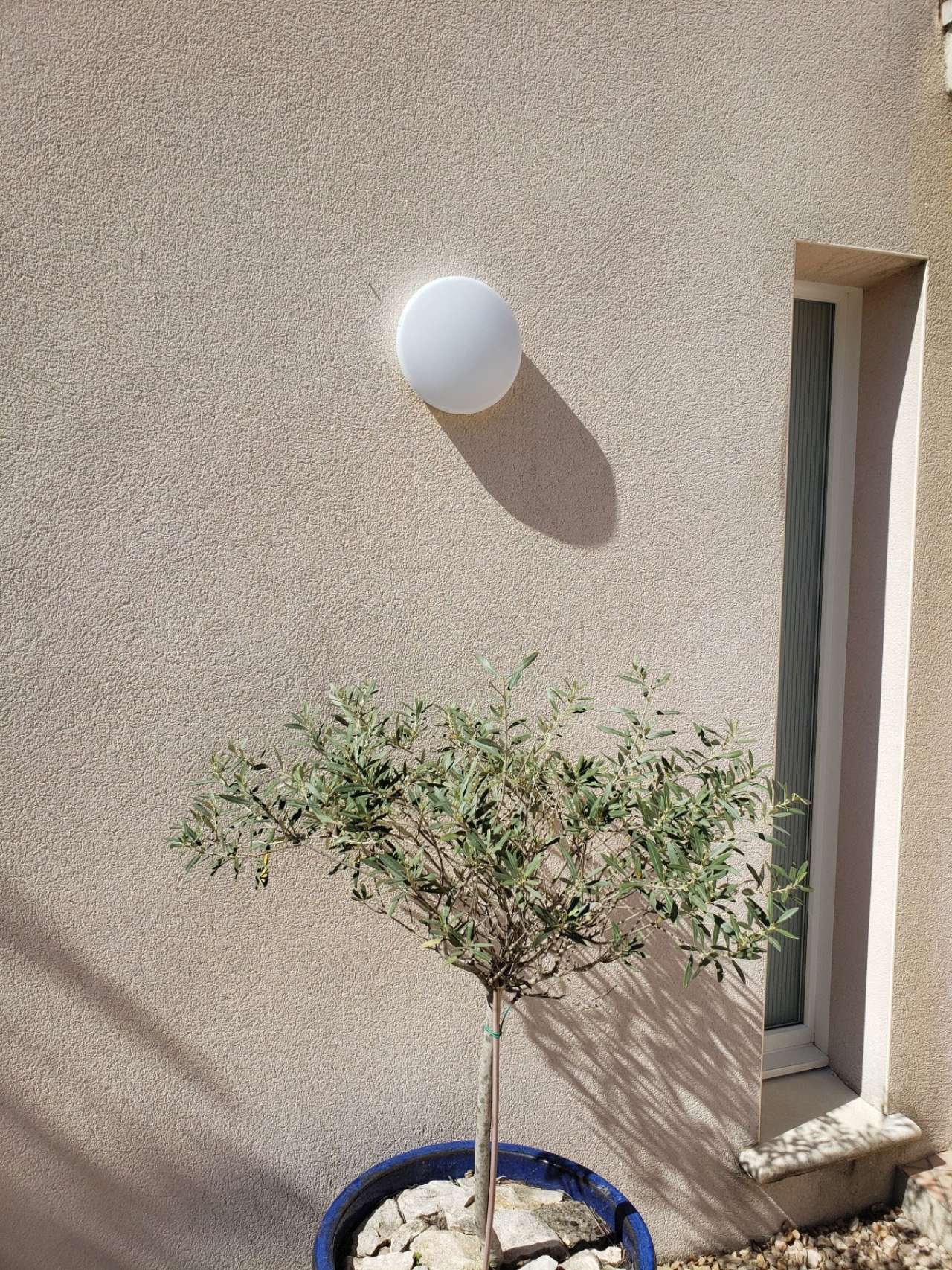 Vandalsikker OSMO LED lampe monteret på facade ved bolig