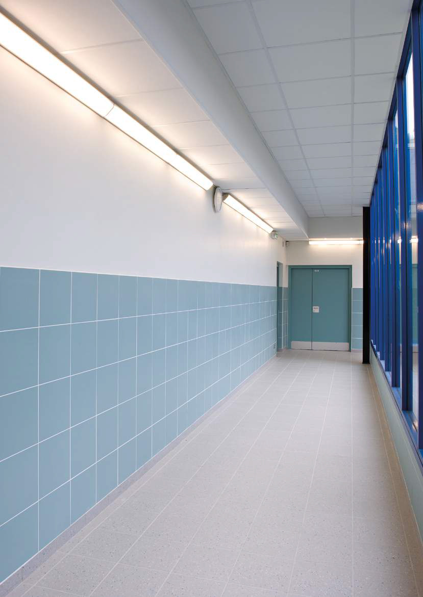 SOFFITE LED lysarmatur monteret langs væg og loft i gangmiljø med ensartet lyslinje