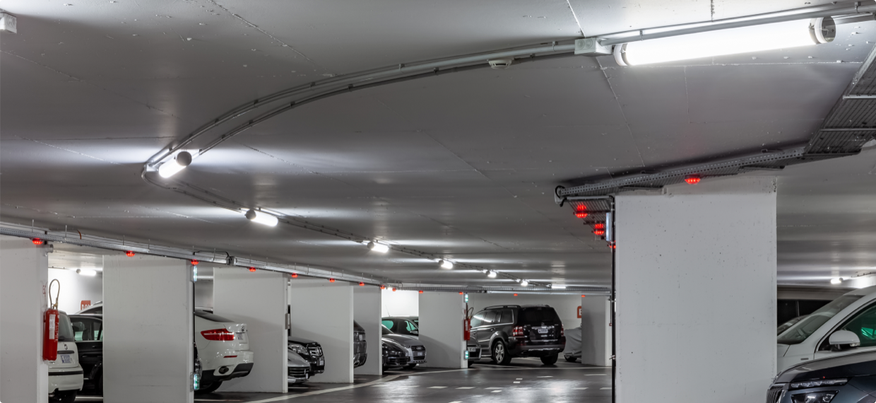 Vandalsikker FILA LED belysning installeret i parkeringskælder med robust og driftssikker lysløsning