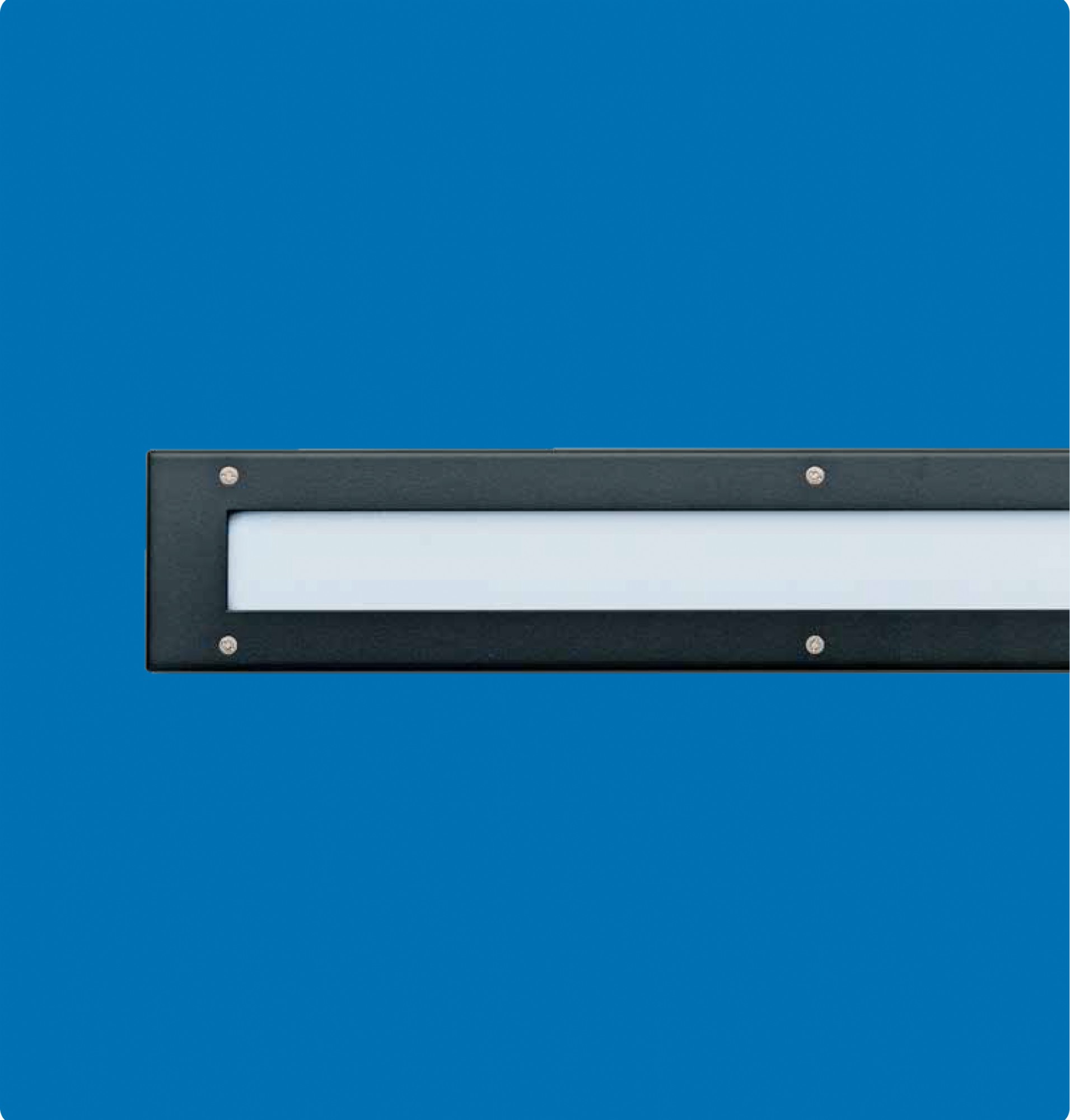 Titan Compact vandalsikker LED lampe fra Securlite med slagfast stålkonstruktion og opal diffuser