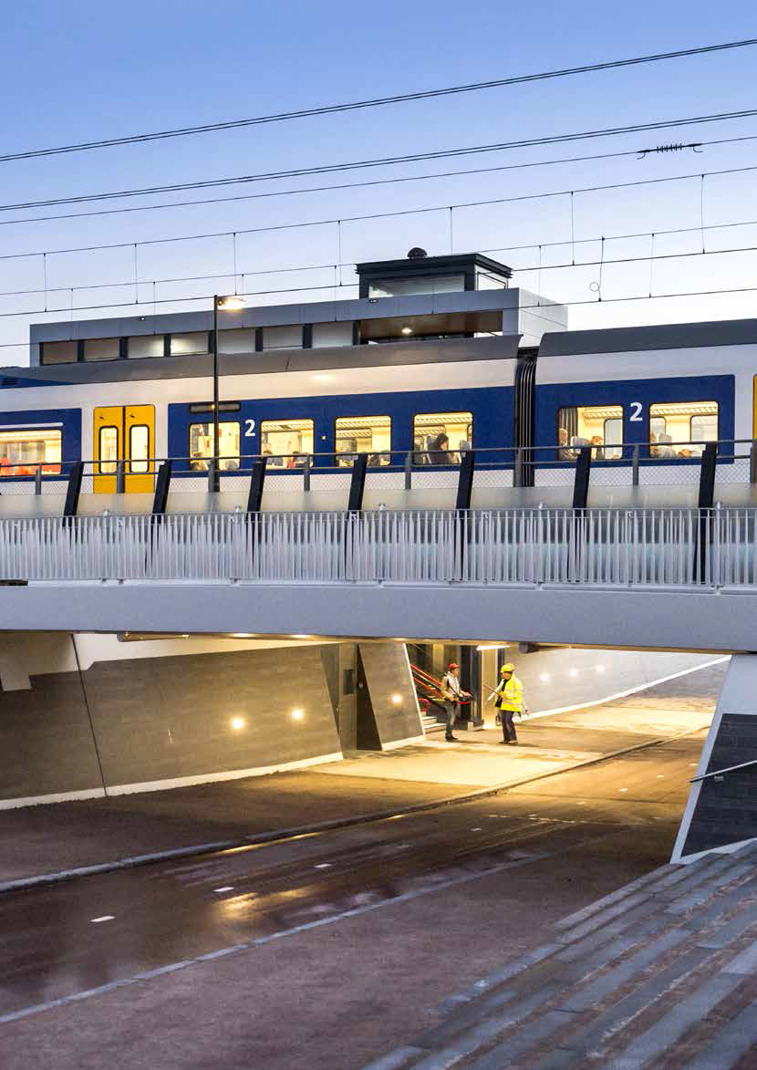 Vandalsikker VAUBAN LED belysning installeret ved station og tunnelmiljø med ekstra lav profil og robust design.