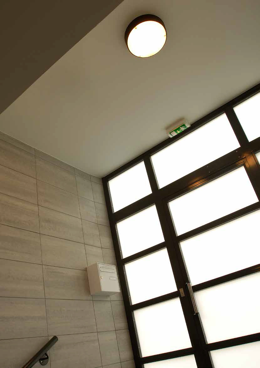 Vandalsikker LED belysning RONDO installeret i opgang med glasparti