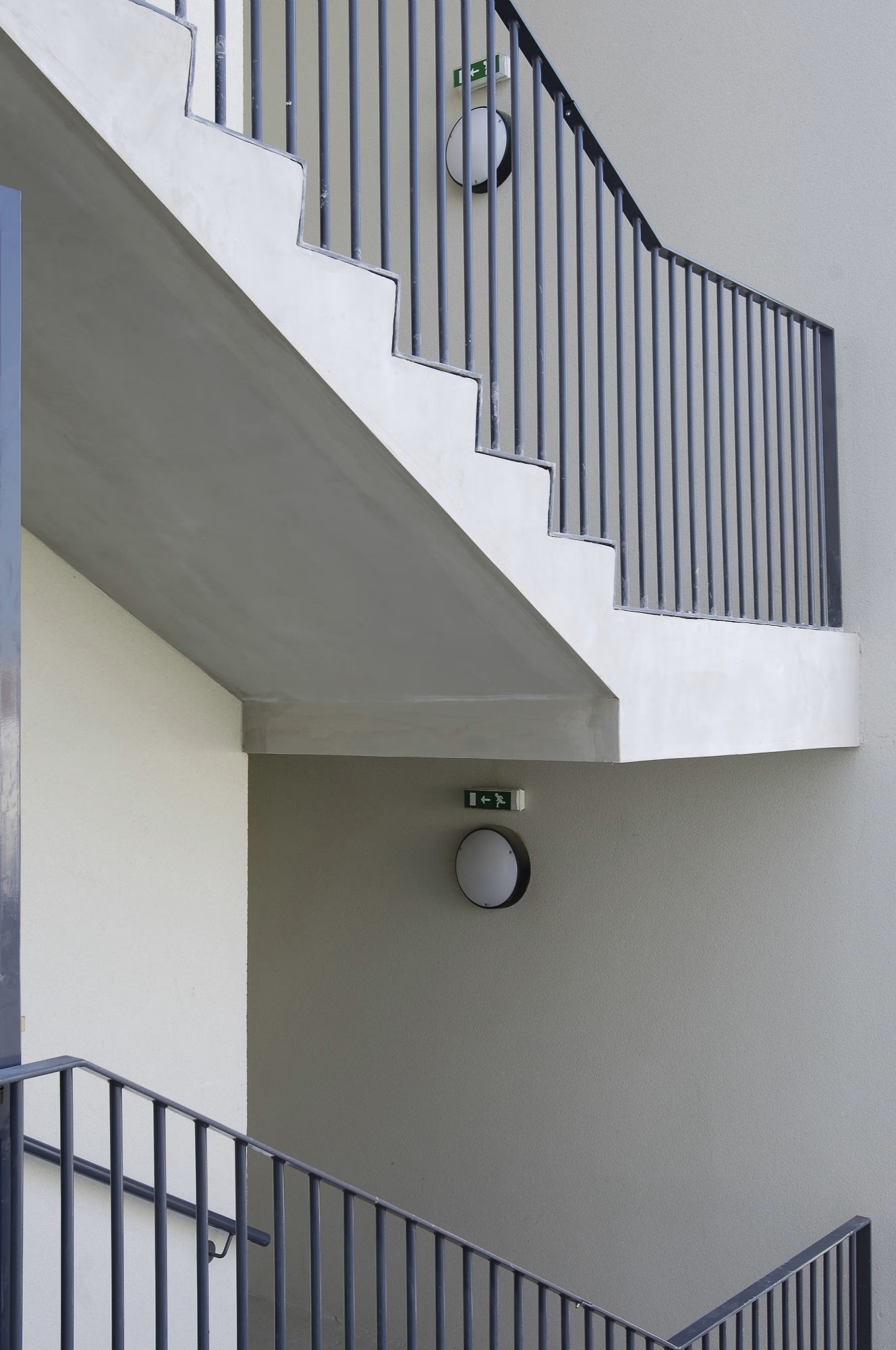 Vandalsikker LED lampe RONDO ved indgangsparti til boligbyggeri