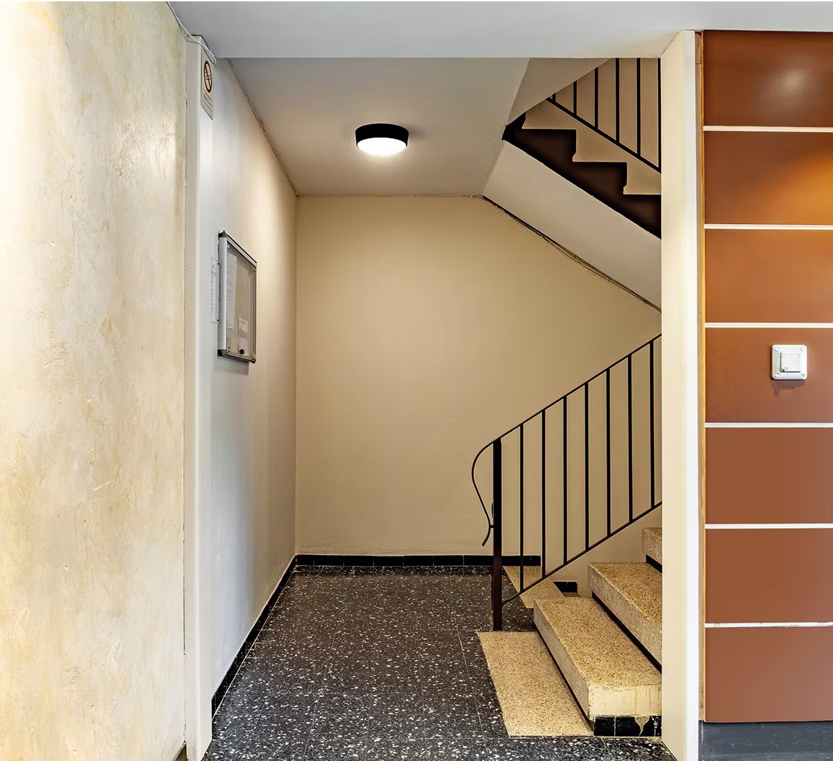 Vandalsikker LED loftlampe RONDO monteret i opgang med trappe og gangareal