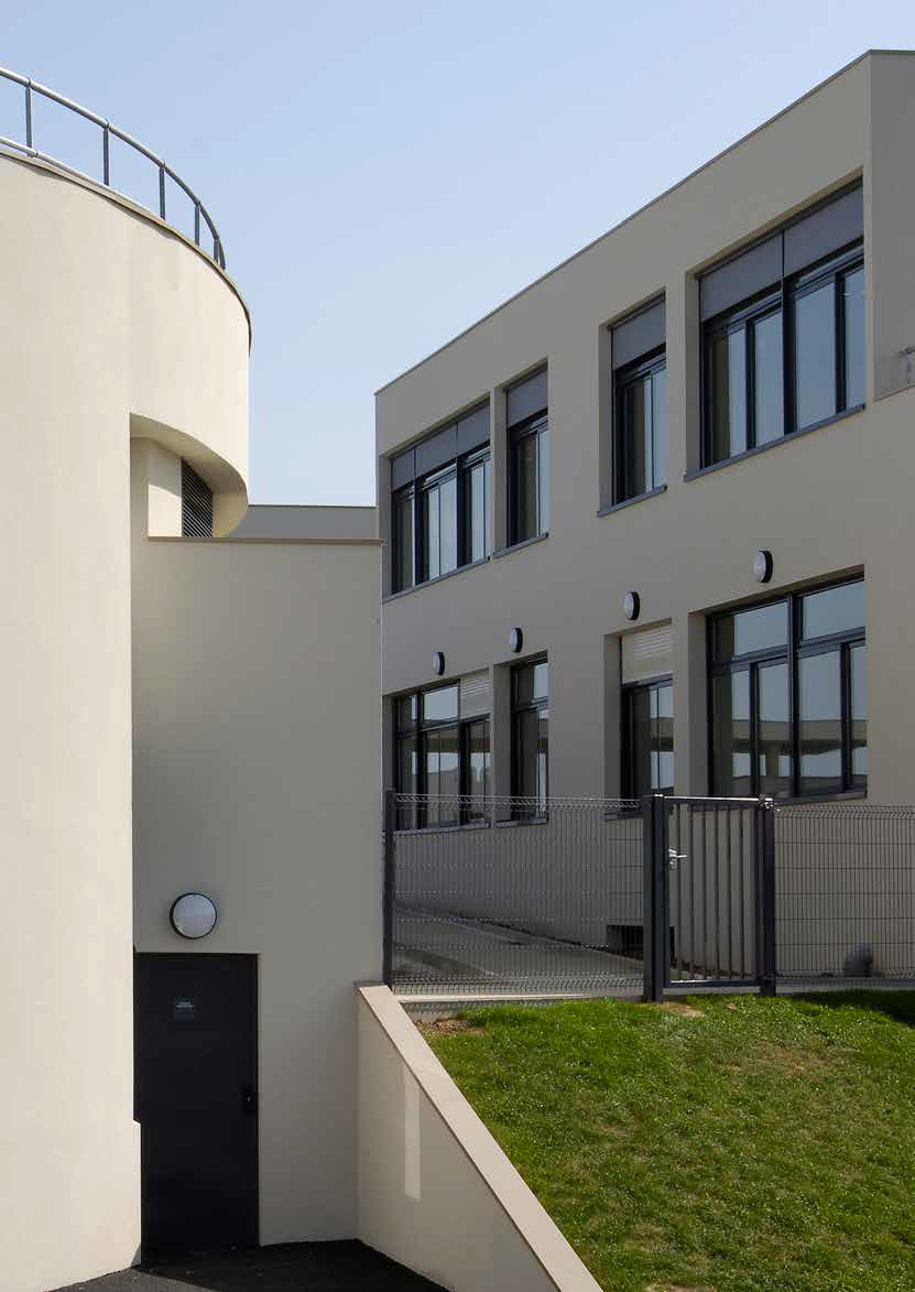 Vandalsikker LED armatur RONDO monteret udendørs på facade ved boligbyggeri