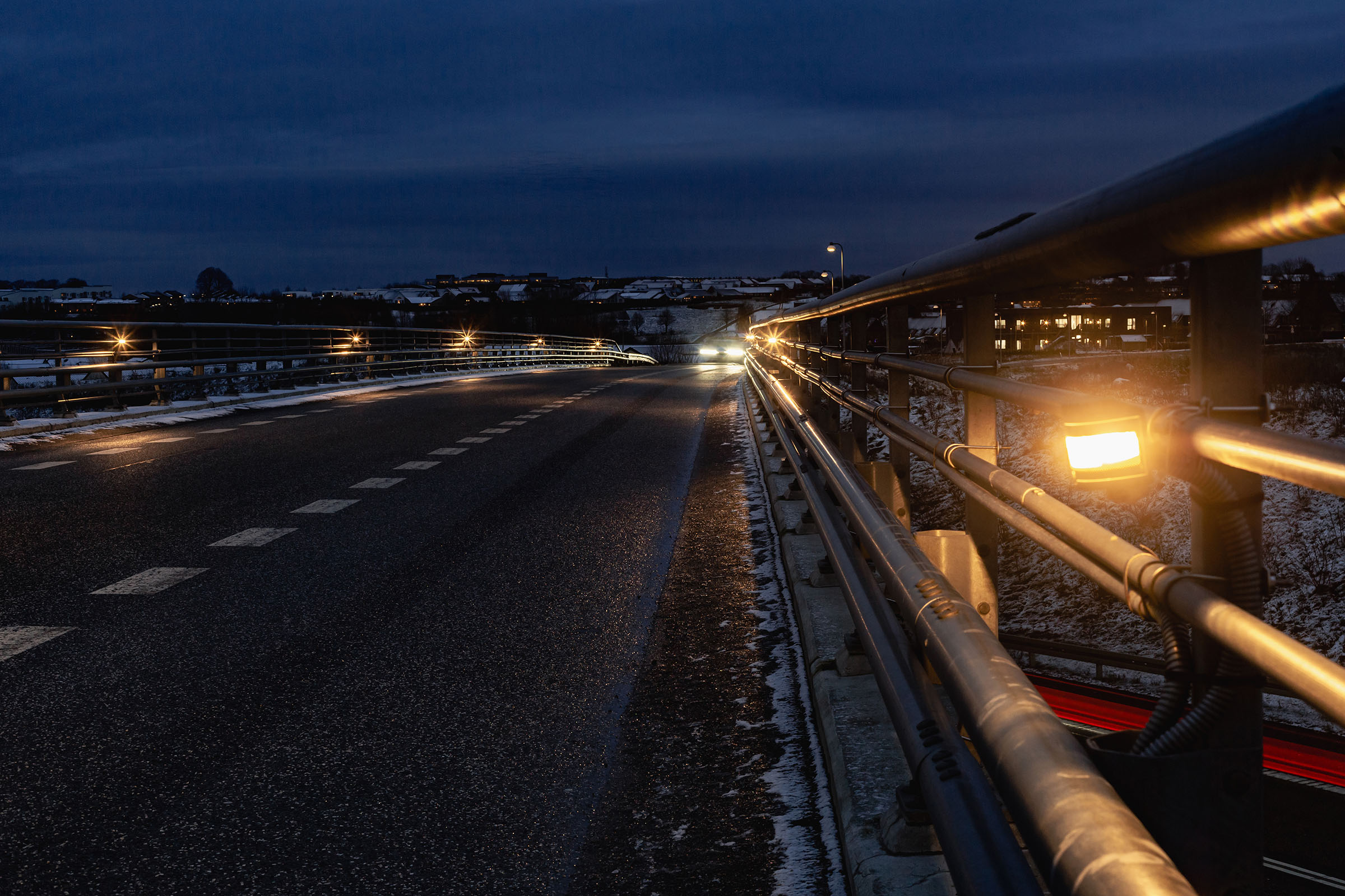 Specialdesignede LED lysarmaturer til brobelysning på Egedal-broen med fokus på sikkerhed og arkitektur.