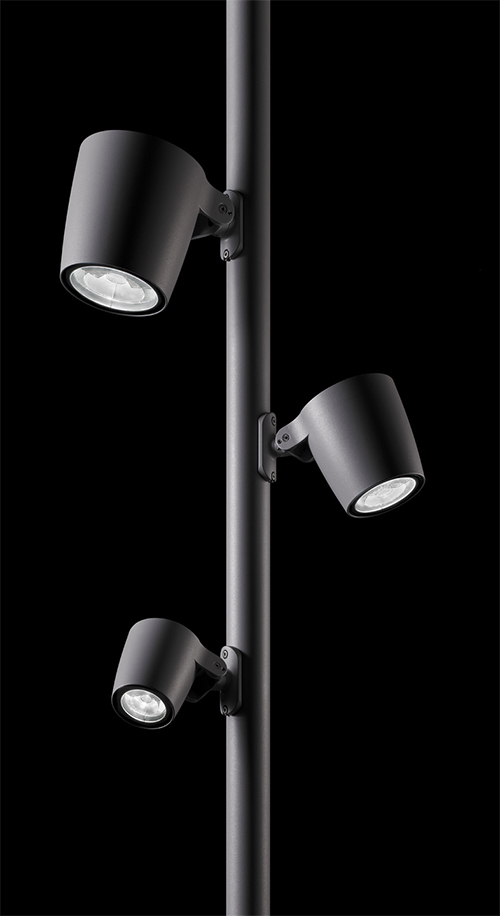 Monospot LED projektører monteret på lysmast med fleksibel retningsbestemt områdebelysning