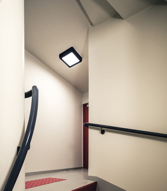 Effice vandalsikkert LED armatur i sort monteret i trappeopgang loft