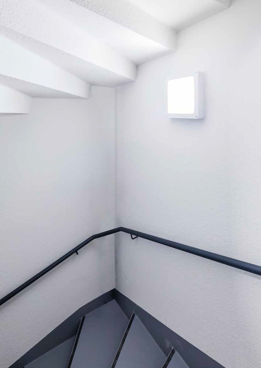 Effice vandalsikkert LED armatur installeret på væg i trappeopgang