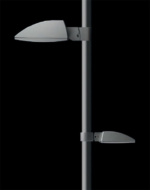 Fluxa LED mastarmatur monteret på stolpe til stilren vej- og pladsbelysning i urbane miljøer.