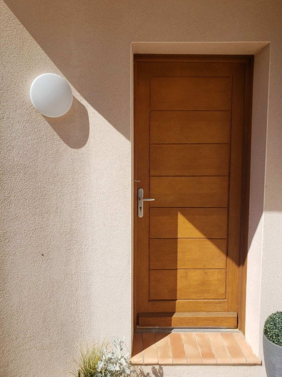 Vandalsikkert LED armatur OSMO monteret ved hoveddør i entréområde