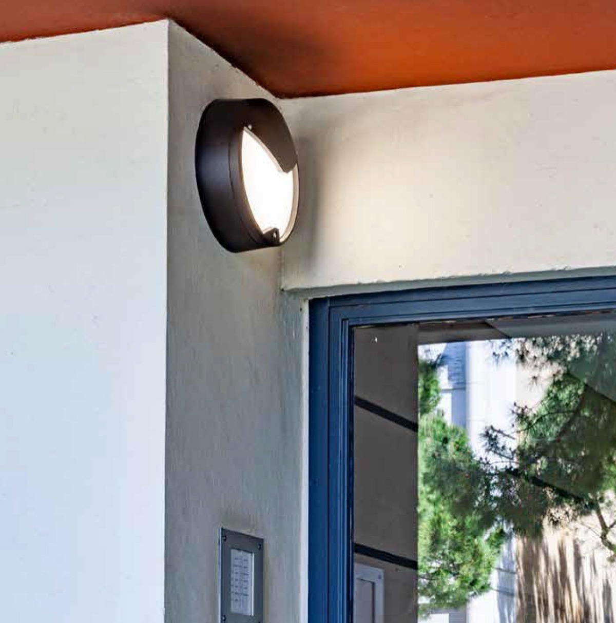Vandalsikker LED væglampe RONDO monteret ved indgangsparti med høj slagfasthed