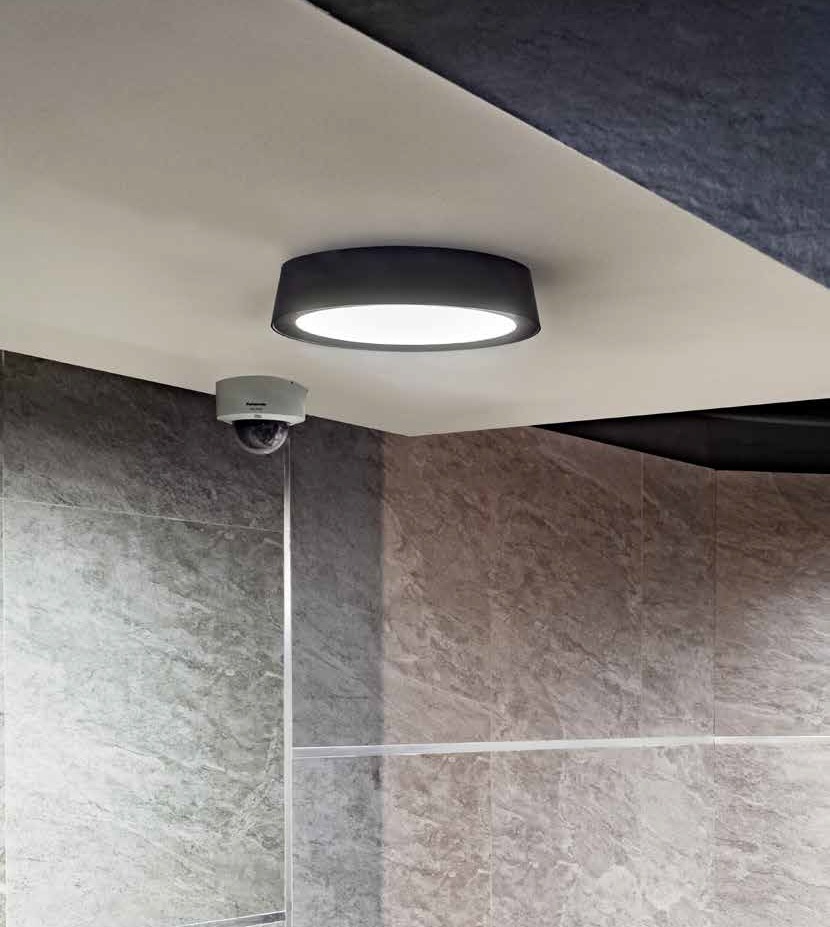 Vandalsikker LED downlight CAPTAIN monteret i loft i udsat miljø