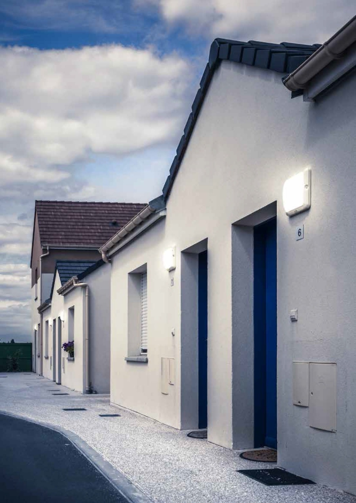 BANG vandalsikkert firkantet LED armatur monteret på facade