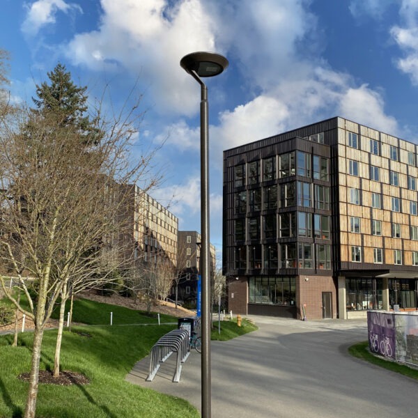gadebelysning, vejbelysning, LED gadelampe, IP66, klasse II, vejlampe med sensor, intelligent udendørs belysning, energiebesparende belysning, lys til vej, gade, park og plads, Zhaga D4i-certificeret, Kvalitets Belysning i byen, Tunable White 