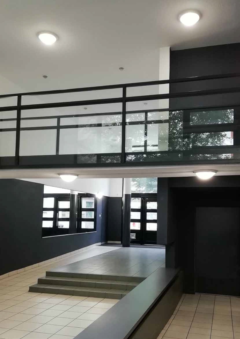 Vandalsikker LED loftbelysning VOILA i gangareal med høj belastning