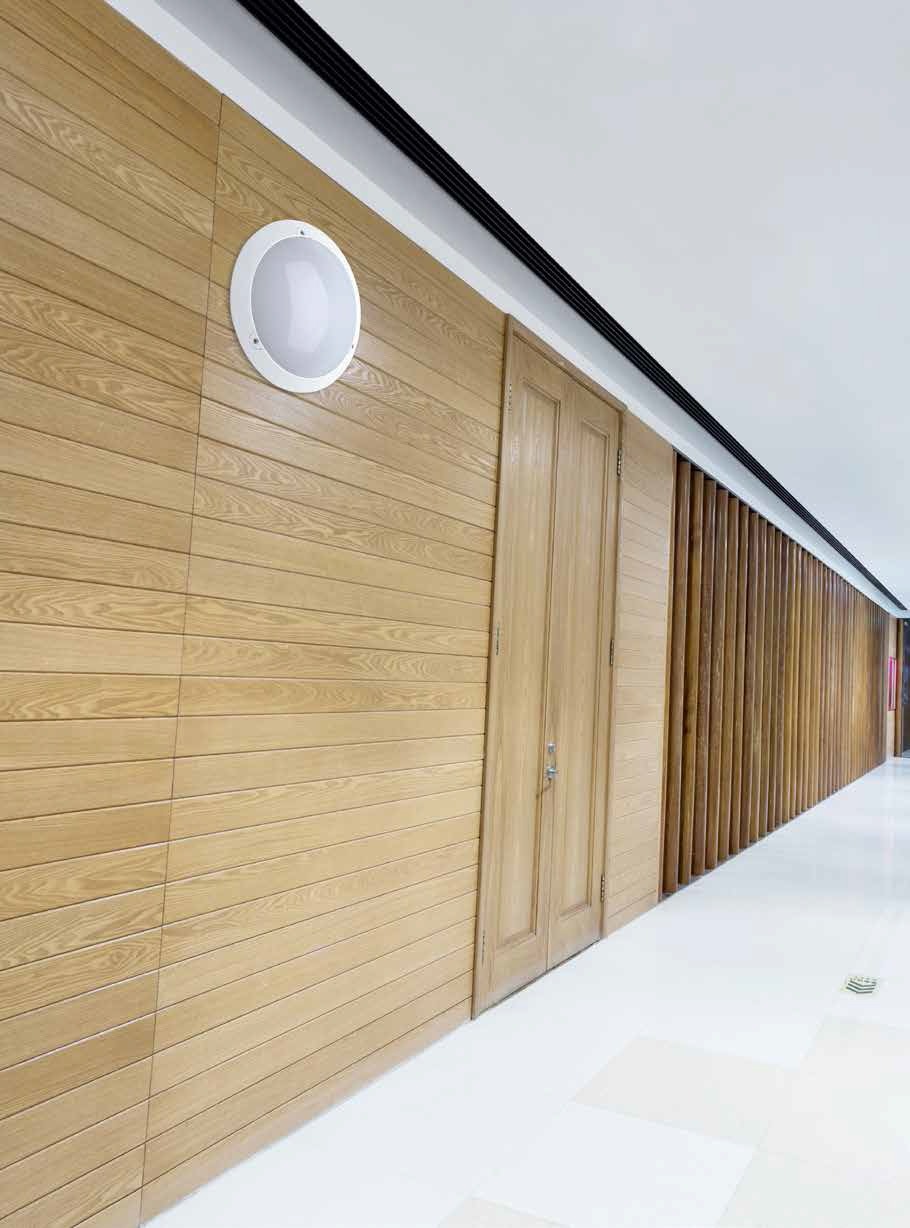 VOILA vandalsikker LED lampe monteret på væg i indendørs miljø